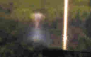谷歌街景拍到“外星人”照片：身边有奇异光束