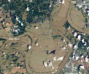 卫星显示密西西比河洪水泛滥前后对比图