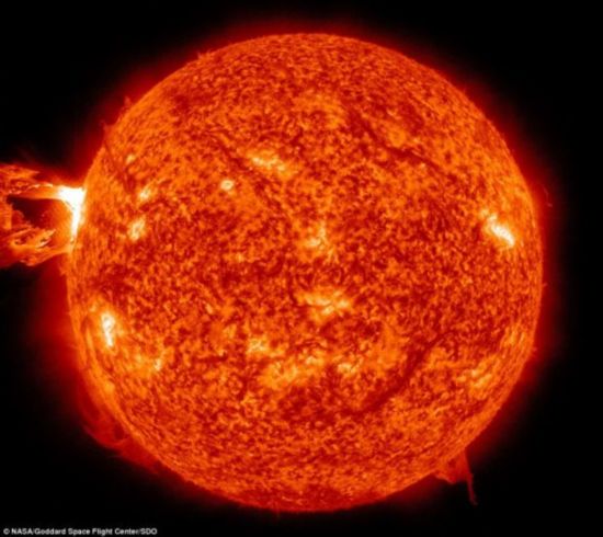 美卫星拍到震撼太阳爆发喷射耀斑画面(图)