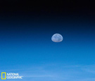 太空图片精选：地球大气层导致月亮畸形