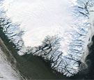 每日卫星照：冬季格陵兰岛白雪覆盖土地