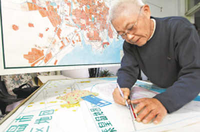 冯怀志：七旬老人手绘12张城区地图 车轱辘丈量