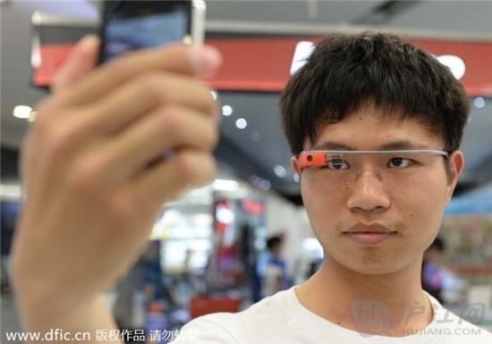 谷歌眼镜亮相上海：可发信息拍照导航
