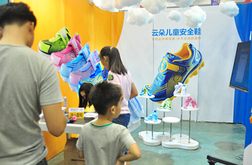 首款儿童定位鞋——云朵儿童安全鞋亮相