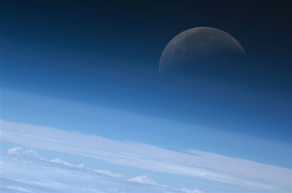 美国NASA庆贺中秋节：快看来自空间站的月亮