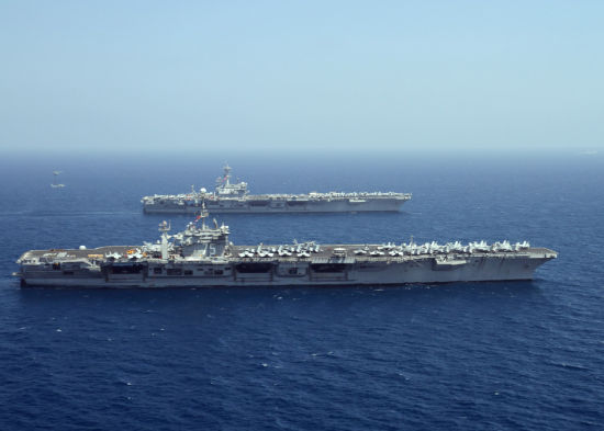 资料图：2014年3月22日，美国海军CVN-77乔治-布什号与CVN-75哈里-杜鲁门号核动力航母在亚丁湾编队航行。该区域是美国海军第五舰队安全责任区。