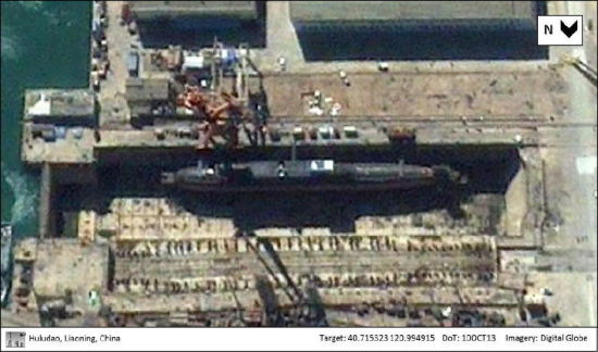 资料图：近日有外媒刊文称为谷歌地图提供卫星照片的卫星拍到中国葫芦岛的核潜艇建造厂内出现了疑似第五艘094型核潜艇。其依据是这张照片摄于2013年10月10日，显示一艘094型在干船坞内进行作业，而2013年2月的照片显示一艘094潜艇在码头停靠；