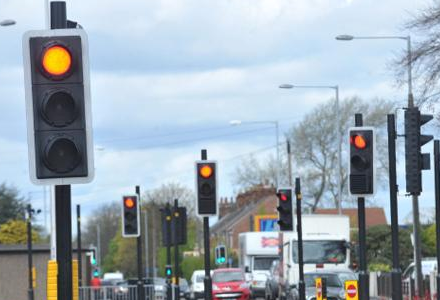 微博热议：智能化交通？42个红绿灯绕晕英国人
