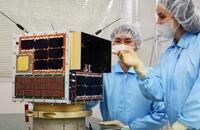 日本九州大学造小型卫星“凤龙4号”：可在太空中用太阳能电池进行高压发电