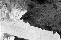 卫星图像记录冰山从南极冰架分离画面