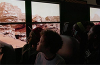 美国校车车窗装置VR 载学生“体验”火星之旅