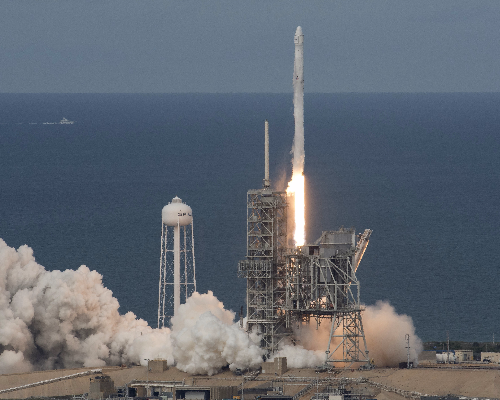 SpaceX首次发射重复使用龙飞船，成功完成陆地火箭回收