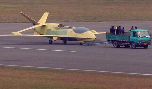 中国最新无人机现身高原机场 可在2万米高空飞行10小时