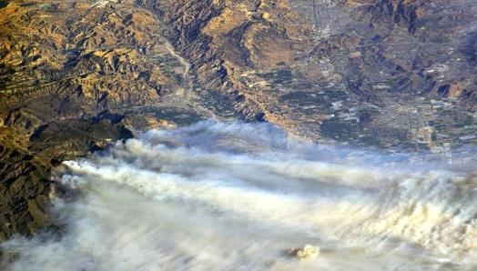 美国加州山火肆虐 国际空间站清晰可见