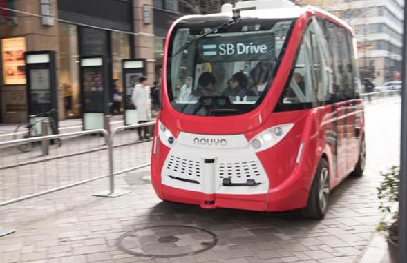 软银集团在商业街进行自动驾驶巴士的道路实测