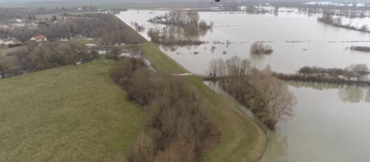 法国出动无人机监视堤坝坝体的状态
