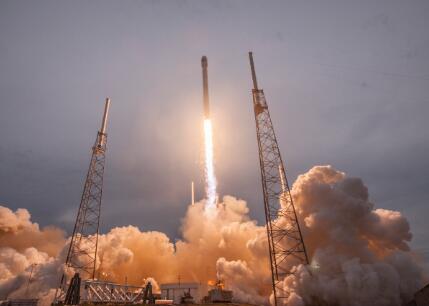 SpaceX发射猎鹰重型火箭 把特斯拉跑车送入太空