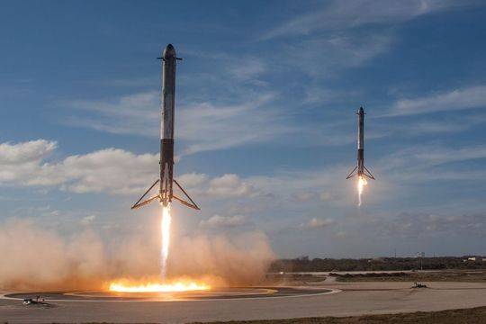 特朗普称赞SpaceX、马斯克：从未见过如此精彩的火箭回收