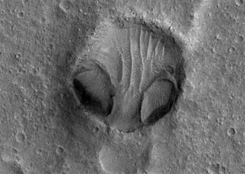 火星现“外星人脸”引猜想,NASA:只是陨石坑