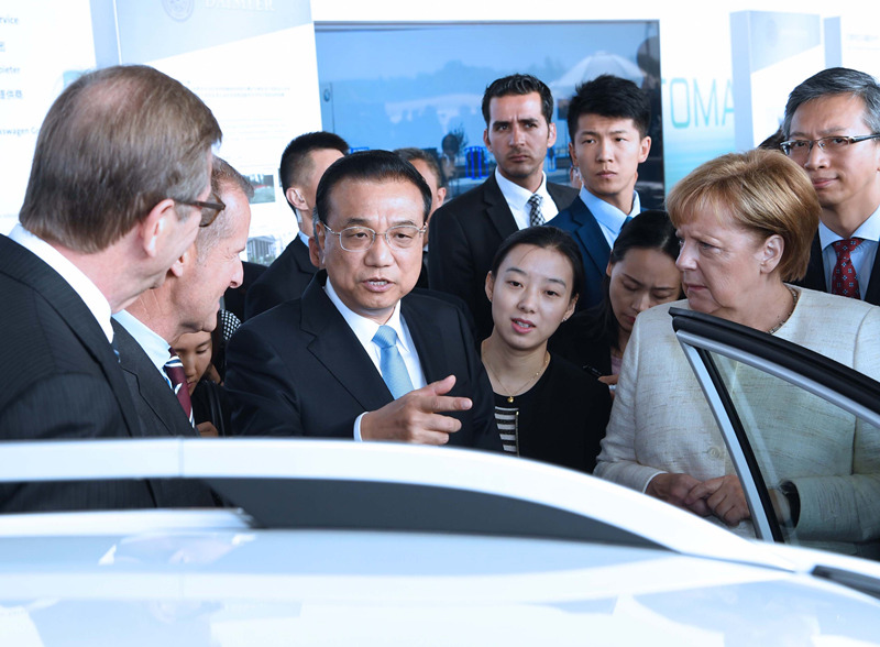 李克强与德国总理默克尔共同出席中德自动驾驶汽车展示活动