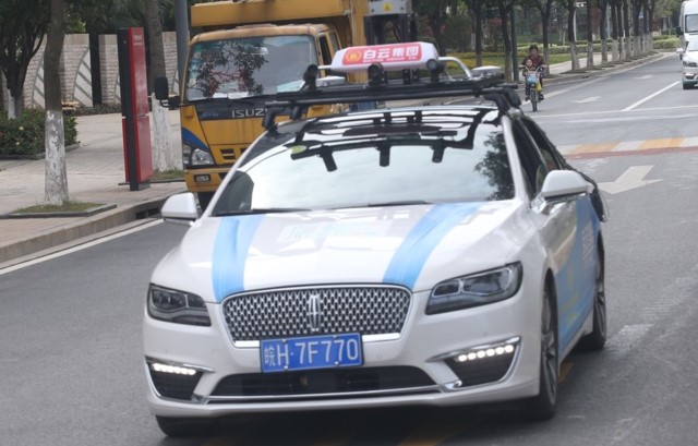 中国内地首辆自动驾驶出租车广州投入试运营