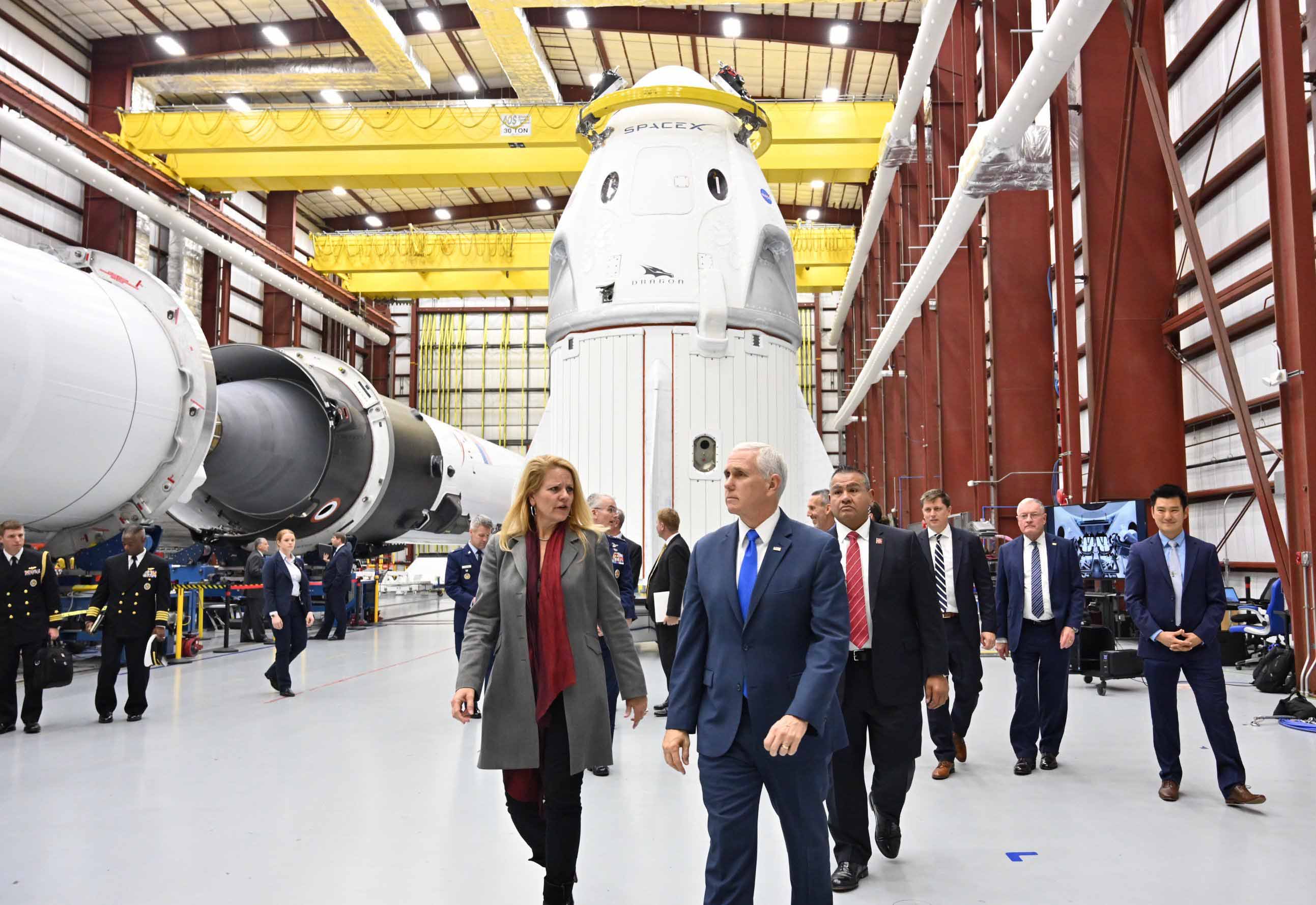 美国副总统参观即将发射的SpaceX Crew Dragon飞船