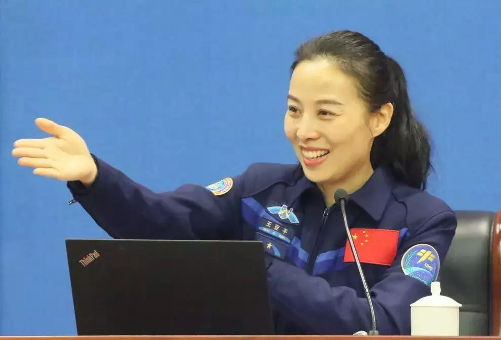 “太空教师”王亚平走进烟台授课，她对20万中小学生讲了啥？