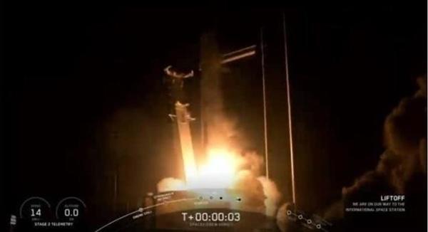 SpaceX载人龙飞船测试异常 现场浓烟滚滚