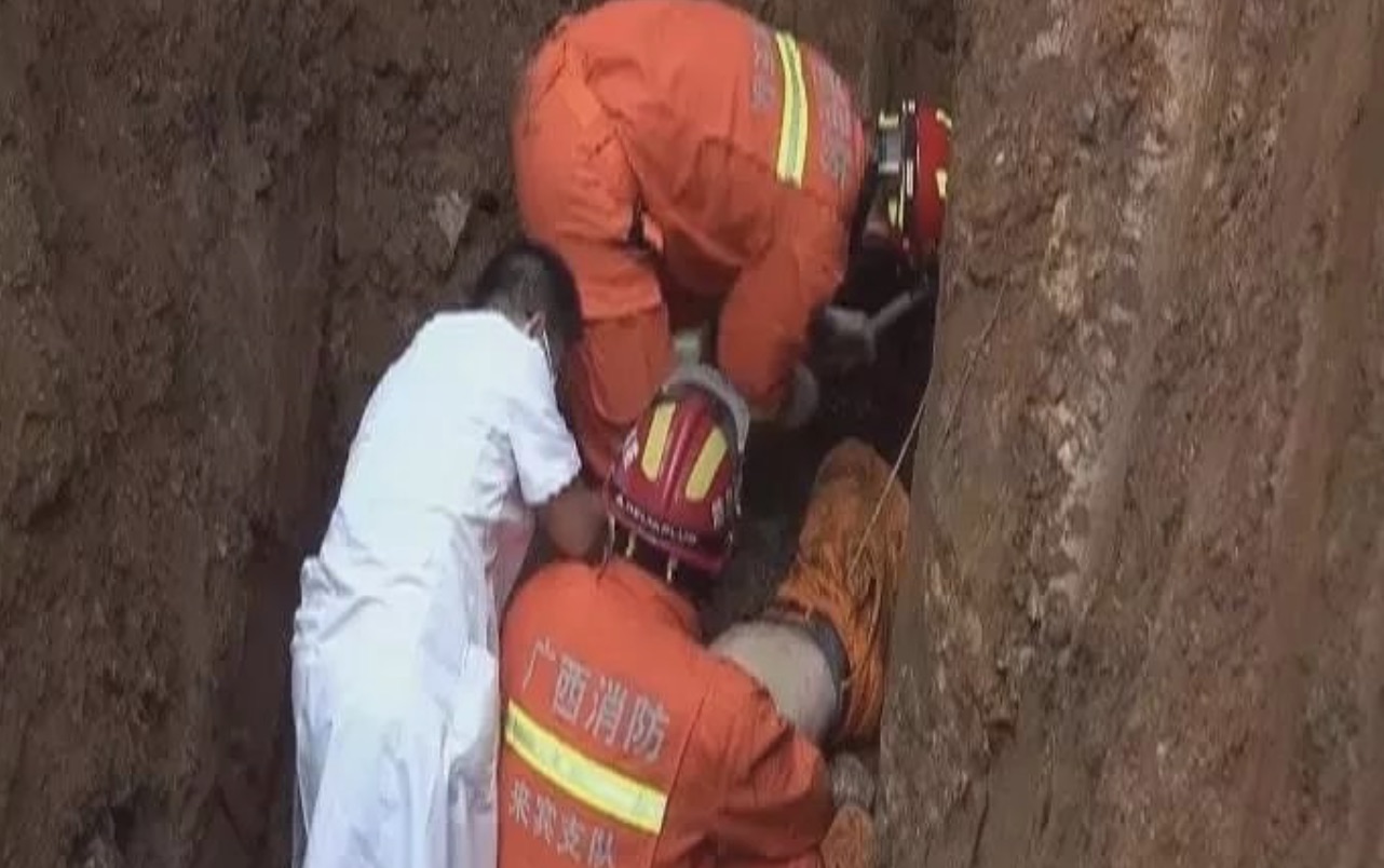 两名地勘人员野外作业被埋，一人不幸遇难，一人尚未脱离生命危险