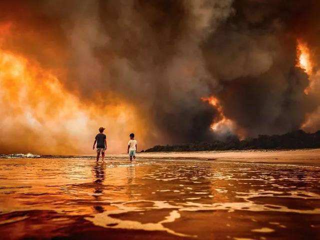 卫星之眼看澳大利亚山火：火点密布 烟雾飘散至新西兰