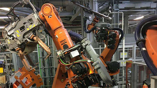 中国工业机器人年度产量首现负增长