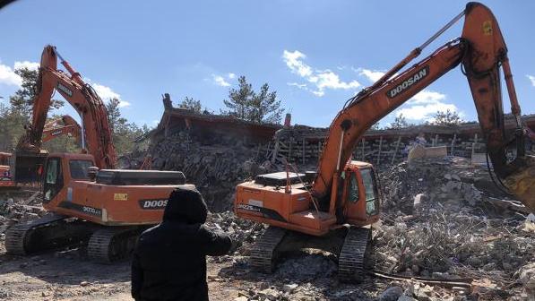 牡丹江市自然资源局对“曹园”剩余违建进行强制拆除