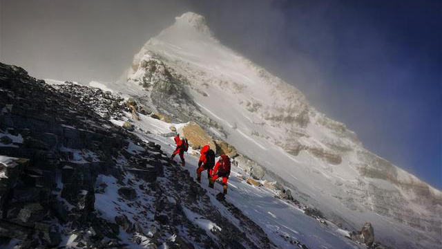 时隔15年，中国测量登山队再次成功登顶珠峰！