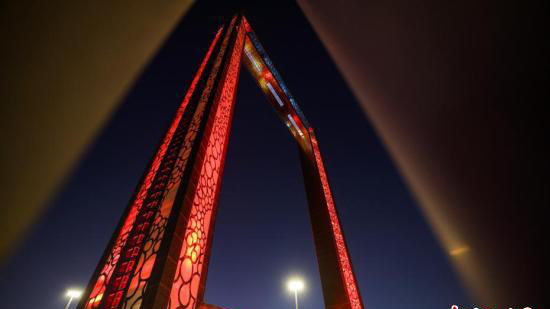 阿联酋“希望号”即将接近火星 迪拜城市地标亮起红色灯光