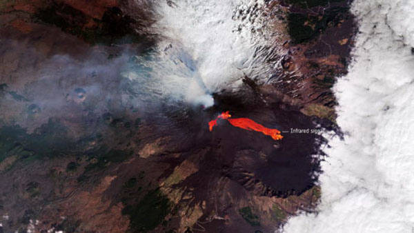 欧空局卫星图像显示埃特纳火山喷发后出现的熔岩流