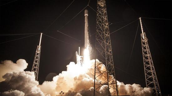 SpaceX 将向更低轨道空间发射卫星，竞争对手担心会使太空更拥挤