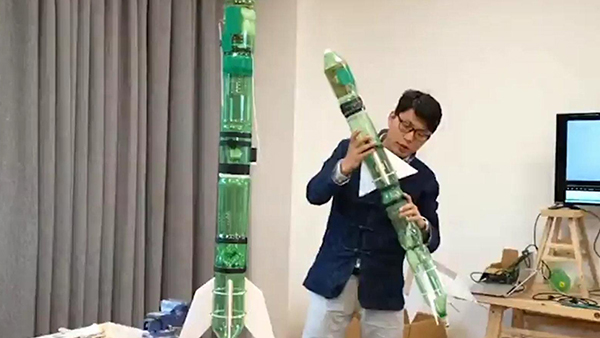 浙江安吉师生用塑料瓶自制水火箭发射成功