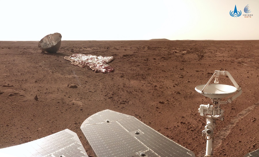 国家航天局发布最新火星影像：祝融在火星上找到自己的伞了